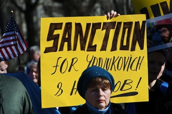 Protesta contra Yanikovic ante la Casa Blanca, en Washington. (Nicholas KAMM / AFP PHOTO)