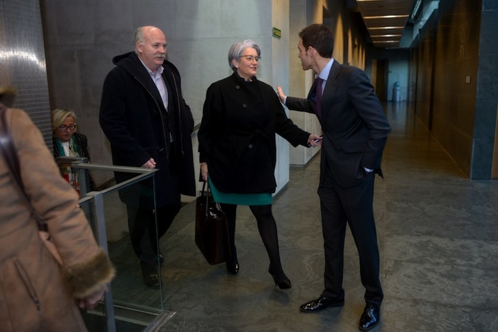 Lourdes Goicoechea, antes de comenzar su declaración ante la comisión de investigación. (Iñigo URIZ/ARGAZKI PRESS)
