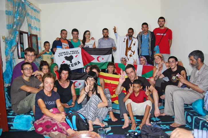 Askapenako brigadistak iaz, Saharako lurralde okupatuetako lagunekin. (ASKAPENA.ORG)