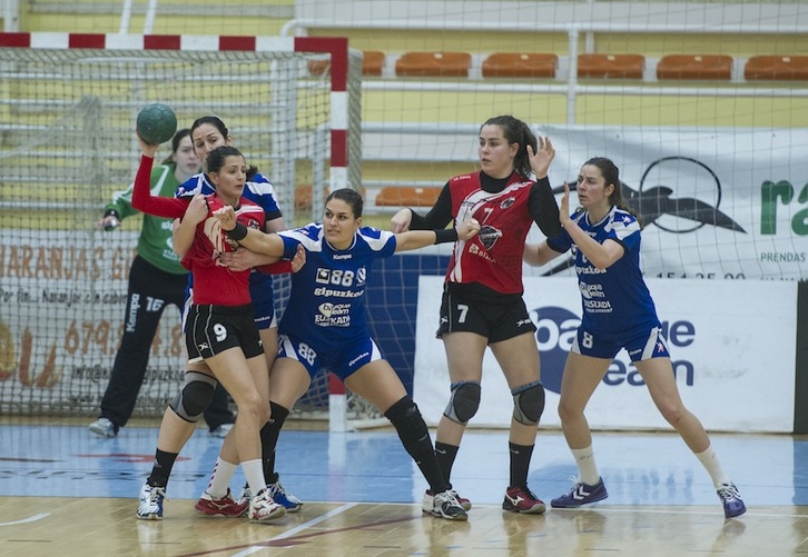 Imagen del partido de Liga disputado en Bidebieta entre Bera Bera y Zuazo. (Jon URBE/ARGAZKI PRESS)