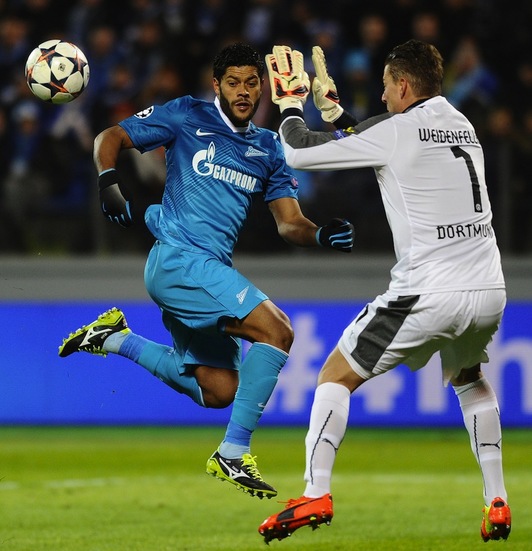 Lance del partido entre el Zenit y el Dortmund. (Olga MALTSEVA/AFP)