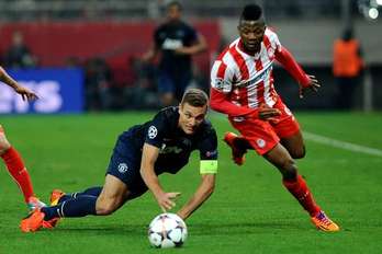 Partido de Champions entre Olympiakos y Manchester United, con victoria para los griegos. (Yannis KOLESIDIS/AFP)