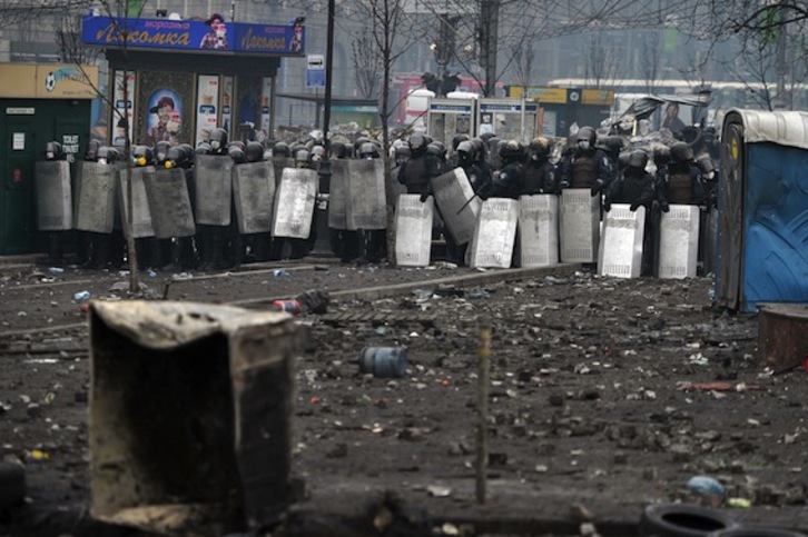 Agentes de la Policía ucraniana, durante las protestas en la Plaza de la Independencia. (Louisa GOULIAMAKI/AFP PHOTO)
