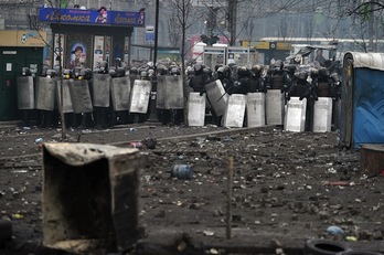 Agentes de la Policía ucraniana, durante las protestas en la Plaza de la Independencia. (Louisa GOULIAMAKI/AFP PHOTO)