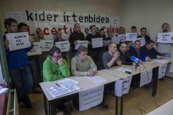 Representantes de LAB, ESK, CCOO, UGT y USO, en la comparecencia de Gasteiz. (Juanan RUIZ/ARGAZKI PRESS)