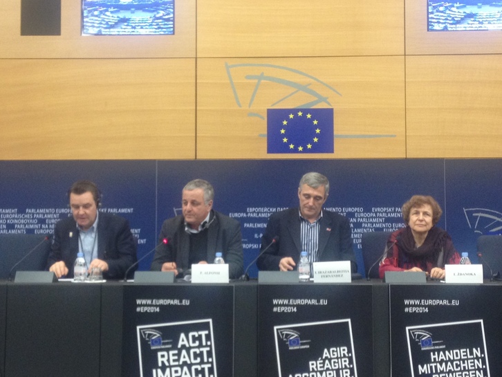 ALEko eurodiputatuek agerraldia egin dute Bruselan Euskal Herriko egoeraz ohartarazteko. (NAIZ.INFO)