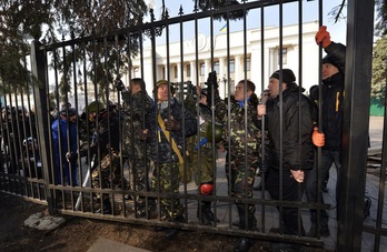 Manifestantes de la oposición frente al Parlamento ucraniano. (Sergei SUPINSKY/AFP)