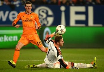 Bale, artífice de dos goles del Madrid, supera al guardameta alemán. (Patrik STOLLARZ/AFP)