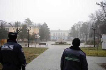 La Policía ha rodeado los edificios asaltados en Crimea. (Oleksandr POLEHENKO/AFP PHOTO)