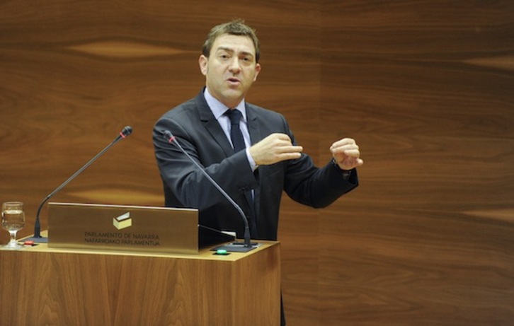 El secretario general del PSN, Roberto Jiménez, durante una intervención en el Parlamento de Nafarroa. (Jagoba MANTEROLA/ARGAZKI PRESS)