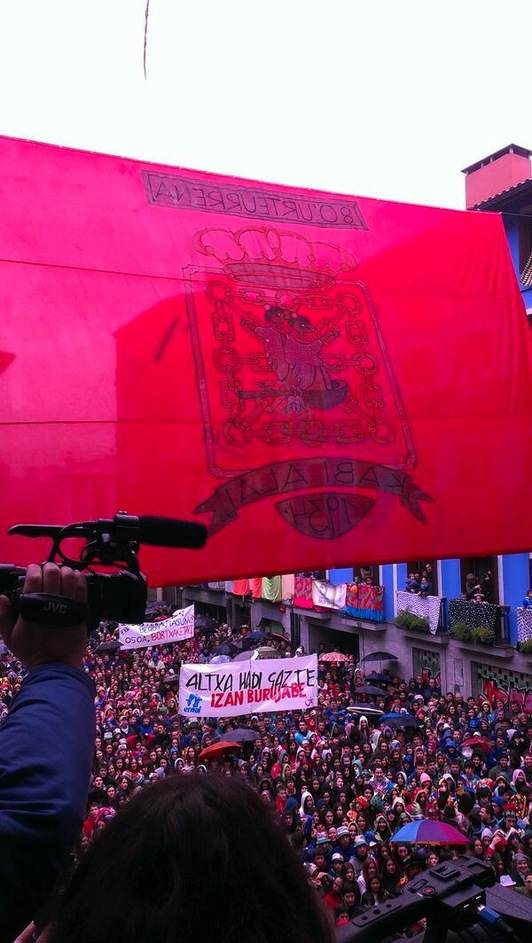 Nafarroako bandera eskegi du Udaletxeko balkoitik Kabi Alai elkarteko korporazioak. (@ibaiiriarte)