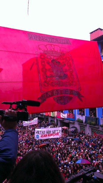 Nafarroako bandera eskegi du Udaletxeko balkoitik Kabi Alai elkarteko korporazioak. (@ibaiiriarte))