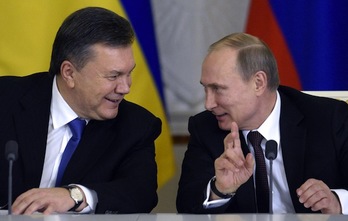 El depuesto presidente de Ucrania, Viktor Yanukovich, junto al mandatario ruso, Vladimir Putin, en una imagen de archivo. (Alexander NEMENOV/AFP PHOTO)