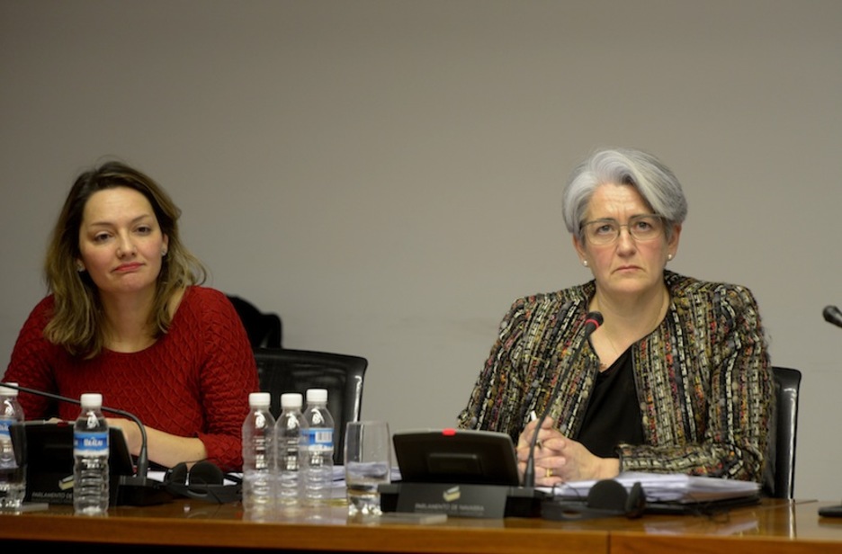 Lourdes Goicoechea y la jefa de su departamento, Raquel Pérez, en la comisión de investigación. (Iñigo URIZ/ARGAZKI PRESS)