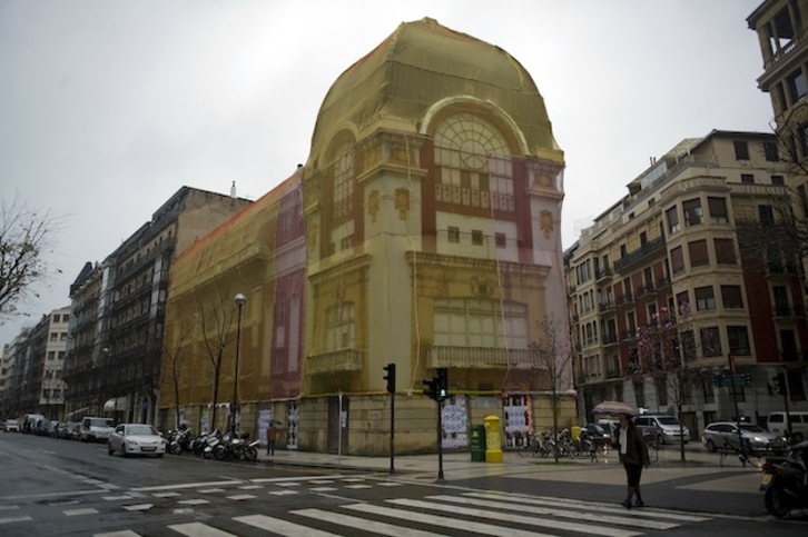 El Bellas Artes, envuelto en una malla para evitar desprendimientos. (Juan Carlos RUIZ / ARGAZKI PRESS) 