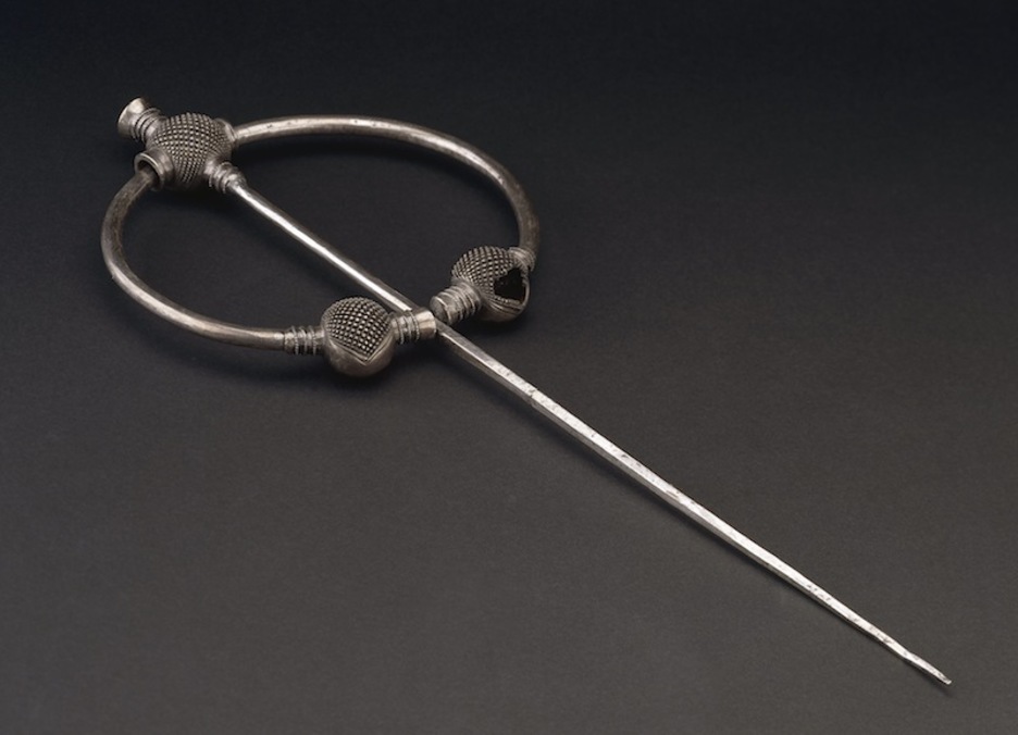 Un broche de plata, parte de las joyas que pueden verse en la muestra.