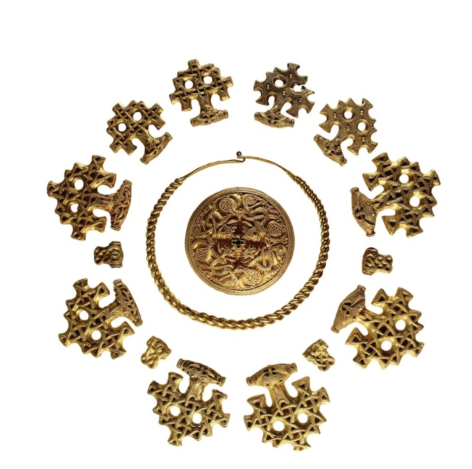 Piezas del tesoro de Hiddensee. Colgantes, separadores, broche, anillos, todo ello probablemente realizado en Dinamarca a finales del siglo 10. Cedido por Neuendorf, Hiddensee.