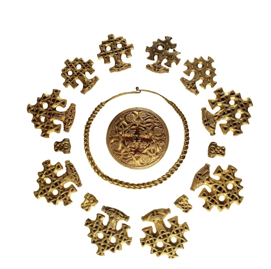 Piezas del tesoro de Hiddensee. Colgantes, separadores, broche, anillos, todo ello probablemente realizado en Dinamarca a finales del siglo 10. Cedido por Neuendorf, Hiddensee.