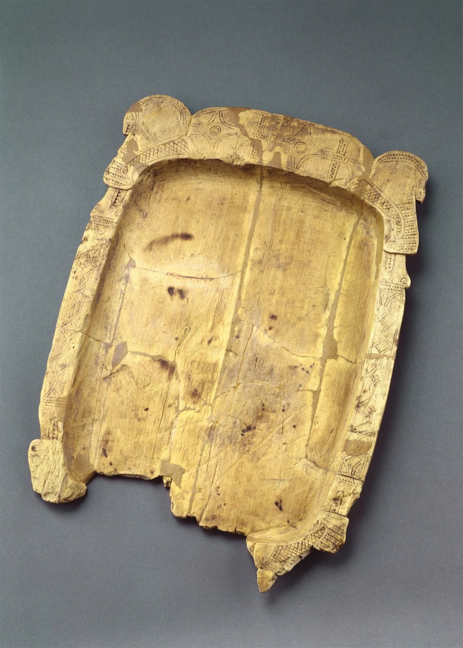 Una bandeja de madera con decoración escandinava del siglo X. (Museum für Vor- und Frühgeschichte, Staatliche Museen zu Berlin / Klaus Göken-bearb)