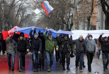 Manifestantes prorrusos en la capital de Crimea, Simferópol. (Viktor DRACHEV / AFP PHOTO)