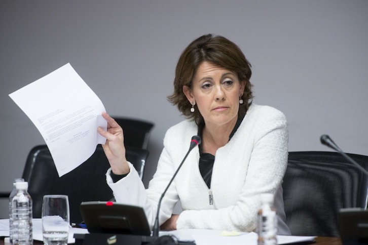 Yolanda Barcina muestra la fotocopia del correo con el que acusa a Jiménez. (Iñigo URIZ / ARGAZKI PRESS)