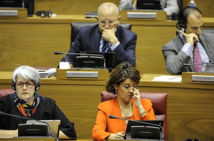 La presidenta de Nafarroa, Yolanda Barcina, y la consejera de Economía, Lourdes Goicoechea, en el Parlamento foral. (Jagoba MANTEROLA/ARGAZKI PRESS)