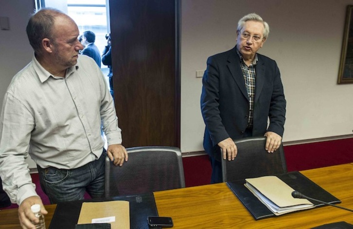 Txento Jiménez y Patxi Zabaleta, representantes de Aralar en la comisión. (Jagoba MANTEROLA / ARGAZKI PRESS)