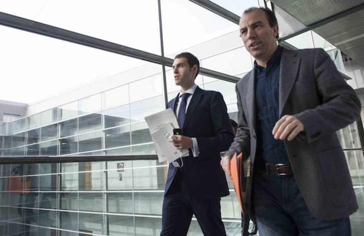 Sergio Sayas y Carlos García Adanero, representantes de UPN en la comisión. (Jagoba MANTEROLA / ARGAZKI PRESS)