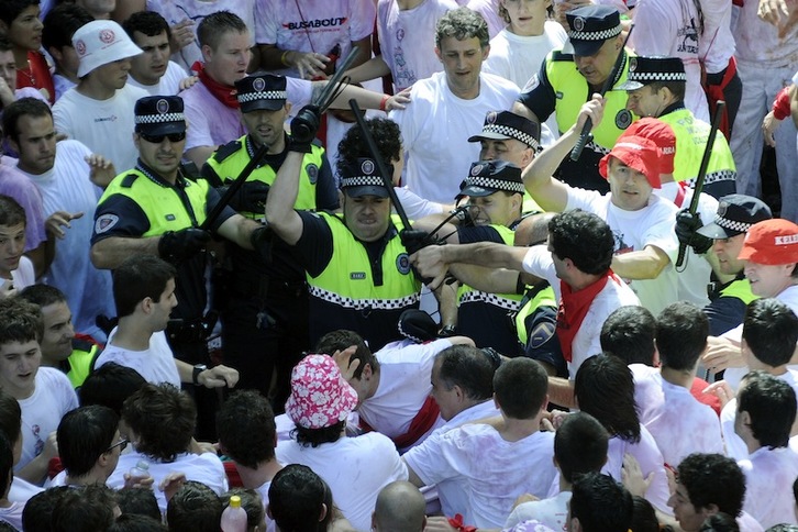 Udaltzainek gogor kolpatu zituzten ikurrina Plazan zabaltzen saiatu ziren herritarrak. (Iñigo URIZ / ARGAZKI PRESS)