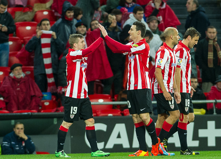 Muniain eta Aduriz bigarren honen gola ospatzen, eskuinean laugarren gola sartu duen Gurpegi. (ARGAZKI PRESS)