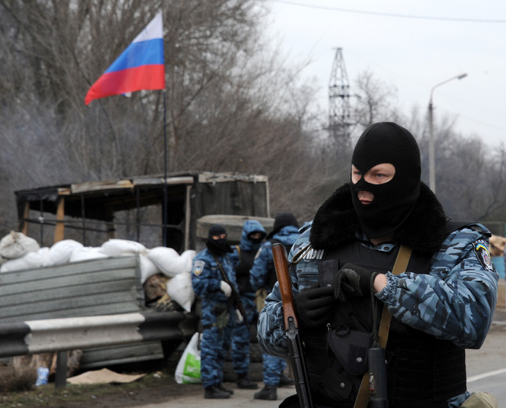Hombres armadsos en la frontera de Crimea. (Viktor DRACHEV / AFP)