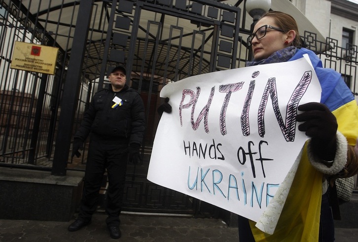 Una mujer participa en una protesta frente a la embajada rusa en Kiev. (Yury KIRNICHNY/AFP)
