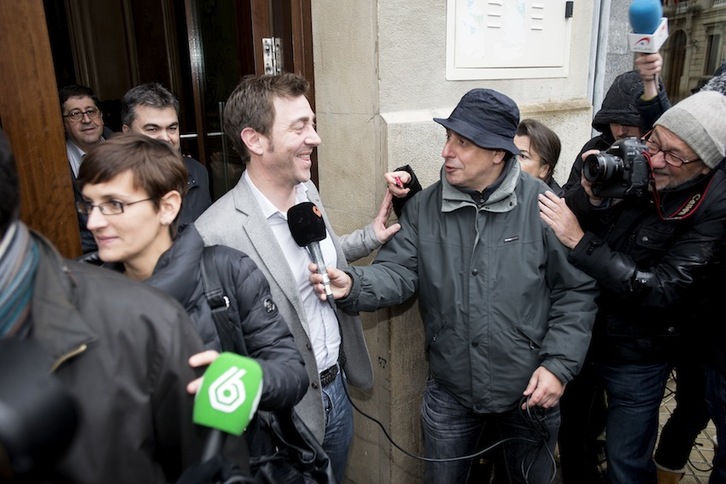 Roberto Jiménez atiende a los medios a la salida de la sede del PSN. (Iñigo URIZ/ARGAZKI PRESS)