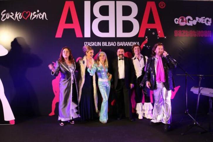 Miembros del PNV disfrazados de Abba con Andoni Ortuzar e Itxaso Atutxa en los papeles de presentador y Rafaella Carrá, respectivamente. (Agustín GOIKOETXEA)