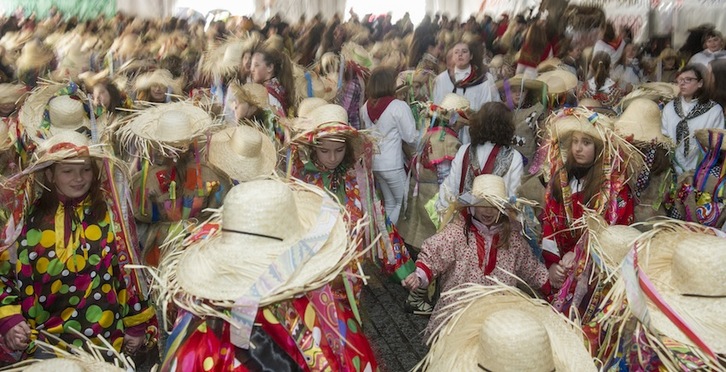 Inauterietako egun handien zain badira ere, Tolosan festa ez da momentu bakar batez eten. (Jon URBE/ARGAZKI PRESS)
