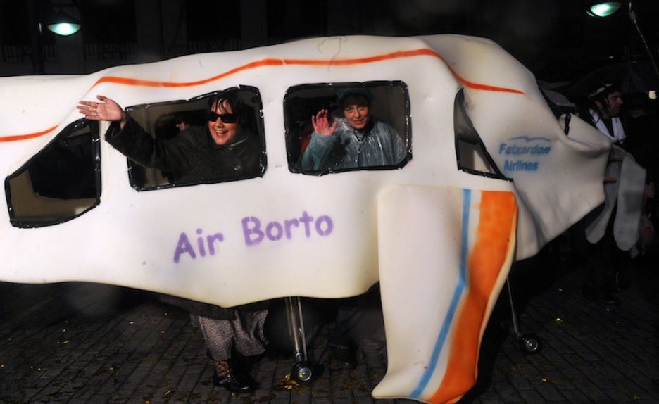 Los temas de actualidad han estado presentes en los desfiles. En la imagen, compañía aérea ‘Air Borto’. (Marisol RAMIREZ/ARGAZKI PRESS)