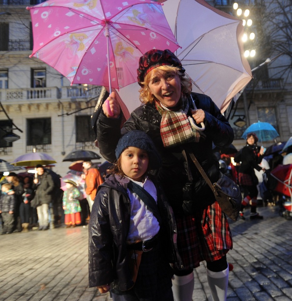Desde Escocia, directamente al desfile de Bilbo. (Marisol RAMIREZ/ARGAZKI PRESS)