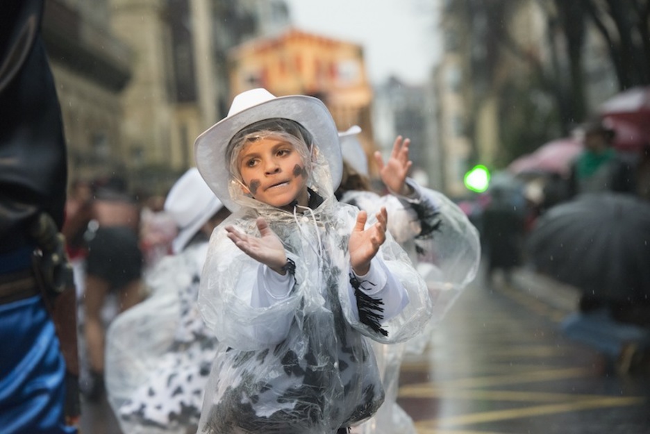 Los niños tampoco se han amedrentado ante el mal tiempo. (Gorka RUBIO/ARGAZKI PRESS)