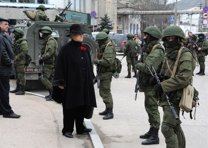 Militares armados sin identificar en Crimea. (Viktor DRACHEV / AFP)
