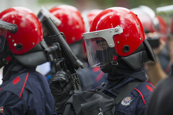 Agentes antidisturbios de la Ertzaintza en una operación policial celebrada en octubre de 2013. (Juan Carlos RUIZ / ARGAZKI PRESS)