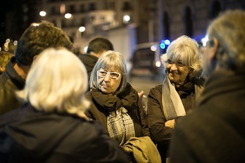 Hermanas de Salvador Puig Antich, el pasado viernes, en un acto de homenaje ante la cárcel La Modelo de Barcelona. (Albert GARCIA)