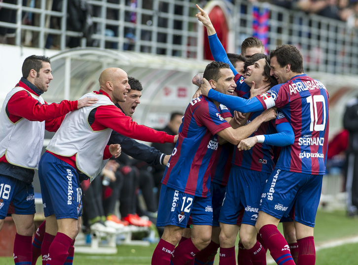 Eibarreko jokalariak gola ospatzen. (Monika DEL VALLE / ARGAZKI PRESS)