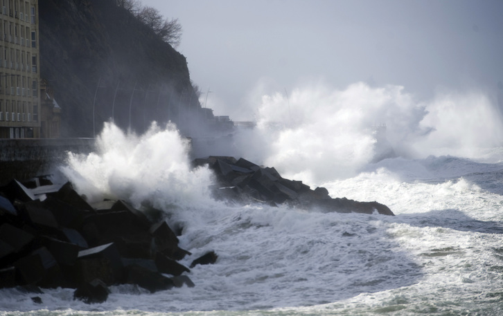 Olas rompiendo en Donostia. (Juan Carlos RUIZ / ARGAZKI PRESS)