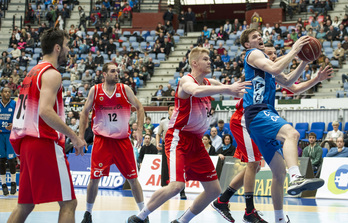 Will Hanley baloiarekin. (Jon URBE / ARGAZKI PRESS)