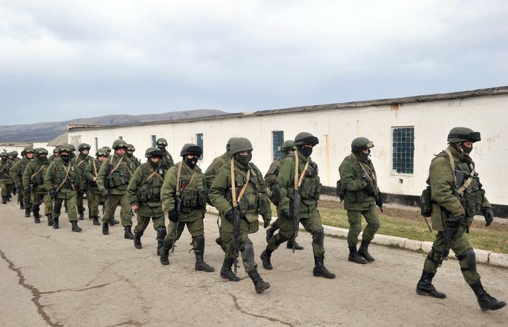 Hombres armados han bloqueado los puestos militares ucranianos en Crimea. (Genya SAVILOV / AFP)