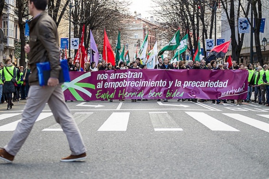 La cabecera de la manifestación convocada por la plataforma Gune. (Aritz LOIOLA/ARGAZKI PRESS) La cabecera de la manifestación convocada por la plataforma Gune. (Aritz LOIOLA/ARGAZKI PRESS)