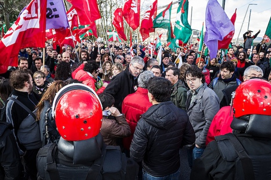 La cabecera de la marcha, detenida por la Ertzaintza en el Puente Euskalduna. (Aritz LOIOLA/ARGAZKI PRESS) La cabecera de la marcha, detenida por la Ertzaintza en el Puente Euskalduna. (Aritz LOIOLA/ARGAZKI PRESS)