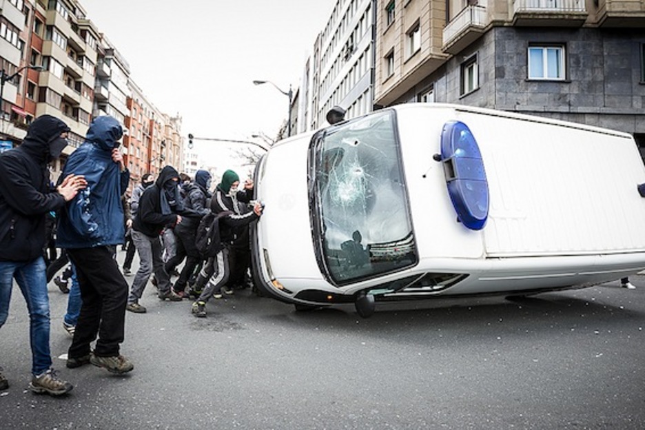 Ataque contra un vehículo de la Policía Municipal de Bilbo. (Aritz LOIOLA/ARGAZKI PRESS) Ataque contra un vehículo de la Policía Municipal de Bilbo. (Aritz LOIOLA/ARGAZKI PRESS)