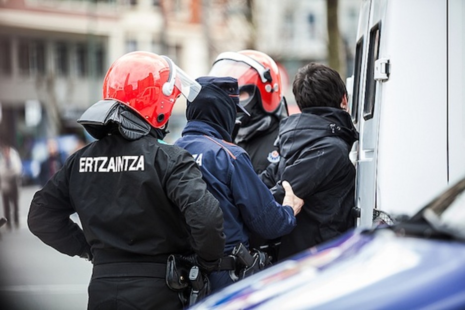La Ertzaintza, arrestando a un joven en la Plaza Euskadi. (Aritz LOIOLA/ARGAZKI PRESS) La Ertzaintza, arrestando a un joven en la Plaza Euskadi. (Aritz LOIOLA/ARGAZKI PRESS)