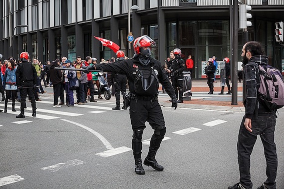 Un agente da órdenes a un manifestante. (Aritz LOIOLA/ARGAZKI PRESS) Un agente da órdenes a un manifestante. (Aritz LOIOLA/ARGAZKI PRESS)